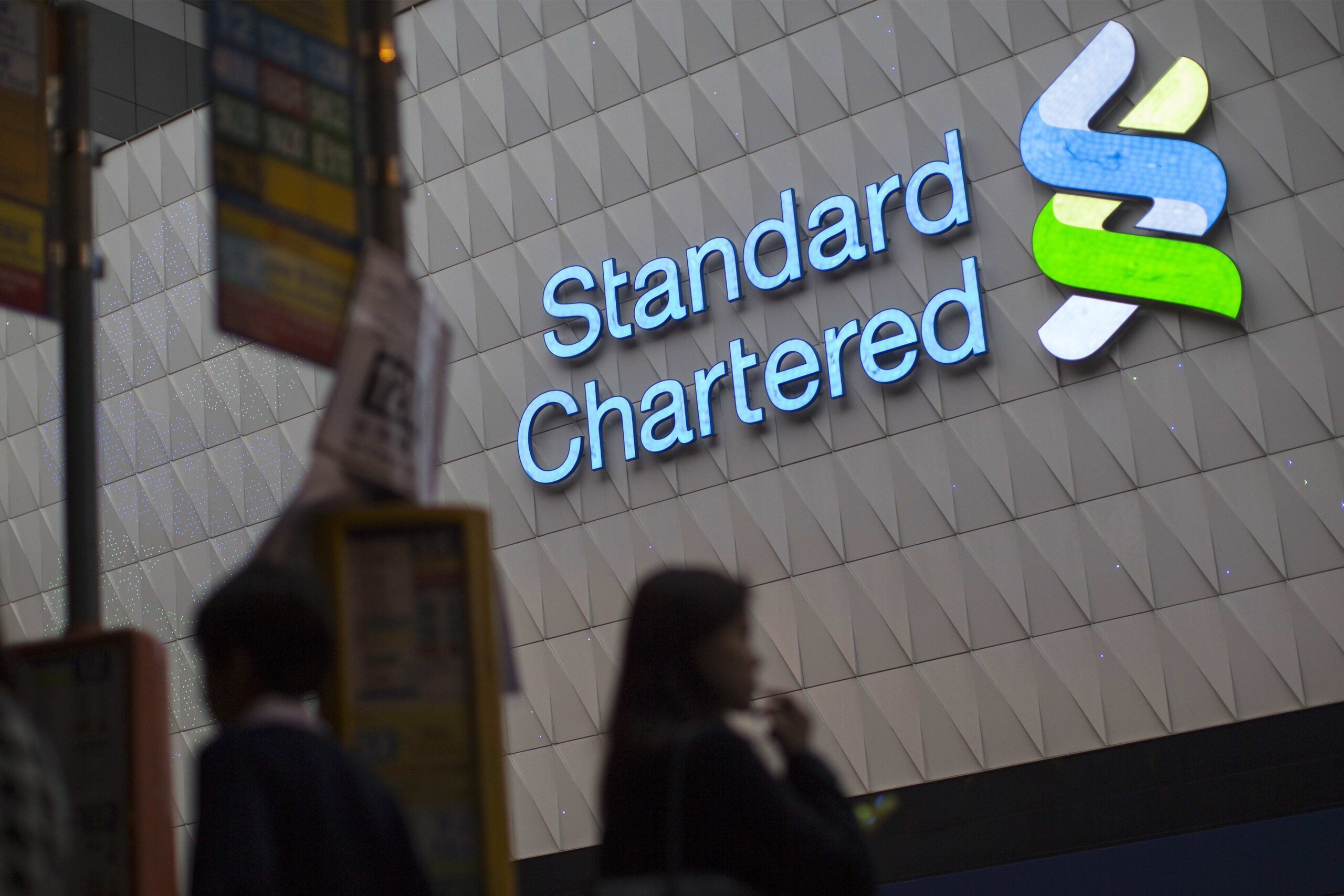 Standard Chartered: Coi chừng vàng thủng mốc 1700$ do các quỹ ETF liên tục xả hàng