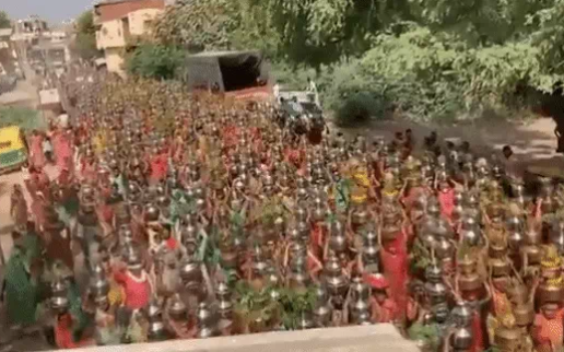 Hàng nghìn người Ấn Độ dự lễ cầu nguyện &#8216;đuổi&#8217; Covid-19