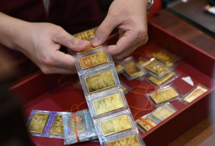 SJC tăng &#8216;nóng&#8217; hơn nửa triệu đồng, cao hơn vàng thế giới 12 triệu đồng/lượng