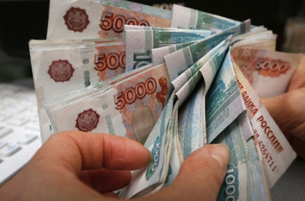 Nga tìm các biện pháp để kìm hãm đà tăng của đồng ruble