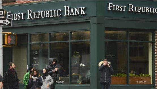 11 ngân hàng Mỹ &#8220;chung tay&#8221; giải cứu First Republic Bank