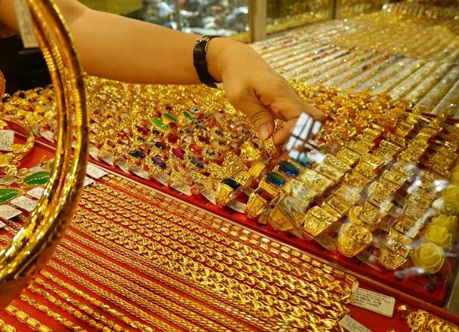 Vàng Nhẫn 9999: Vàng nhẫn lình xình gần mốc 70 triệu đồng, chênh lệch với thế giới ổn định trên 2 triệu đồng